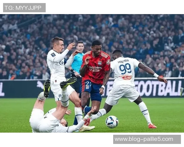 巴黎与曼联首回合对决比分揭晓精彩瞬间回顾 巴黎与曼联首回合对决比分揭晓精彩瞬间回顾